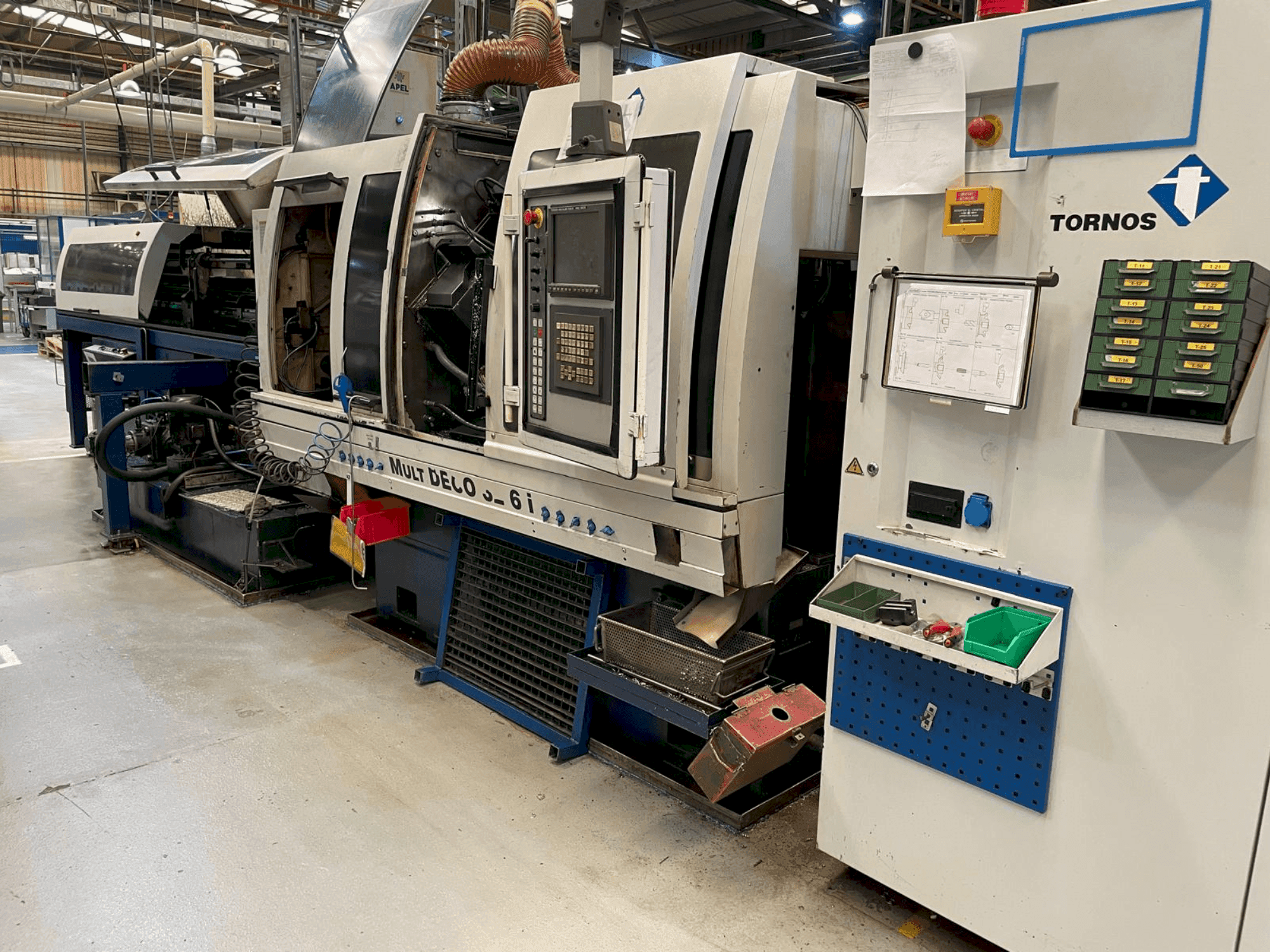 Čelní pohled  na TORNOS MultiDeco 32/6i  stroj