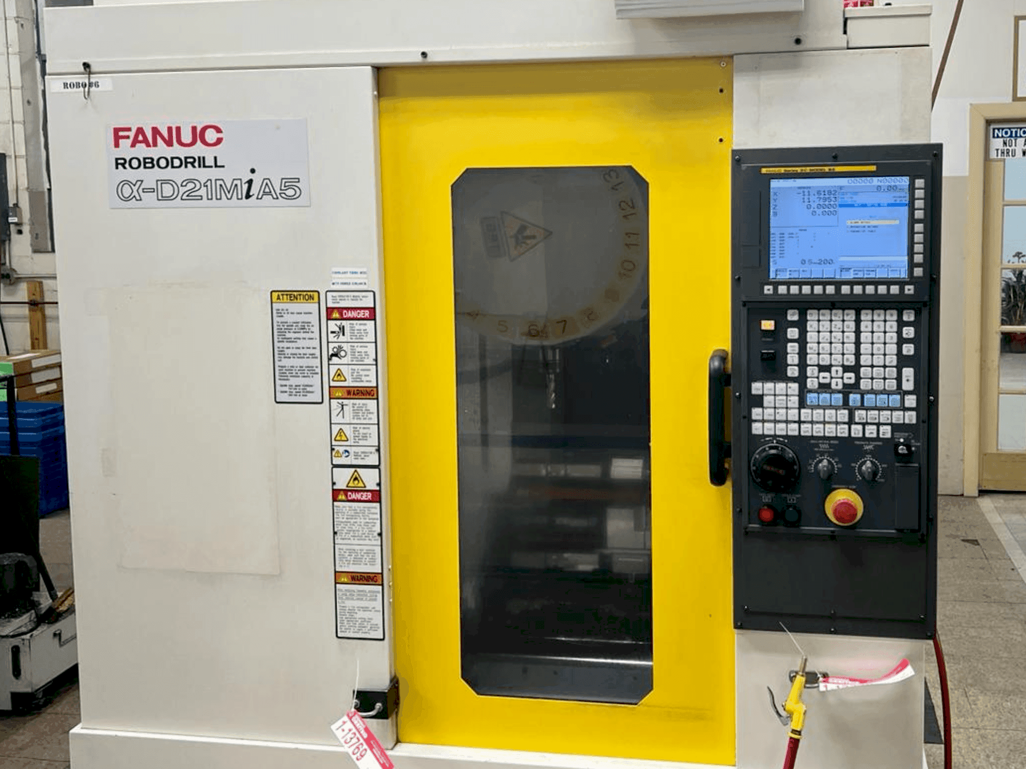 Čelní pohled  na FANUC Robodrill D21MiA5  stroj