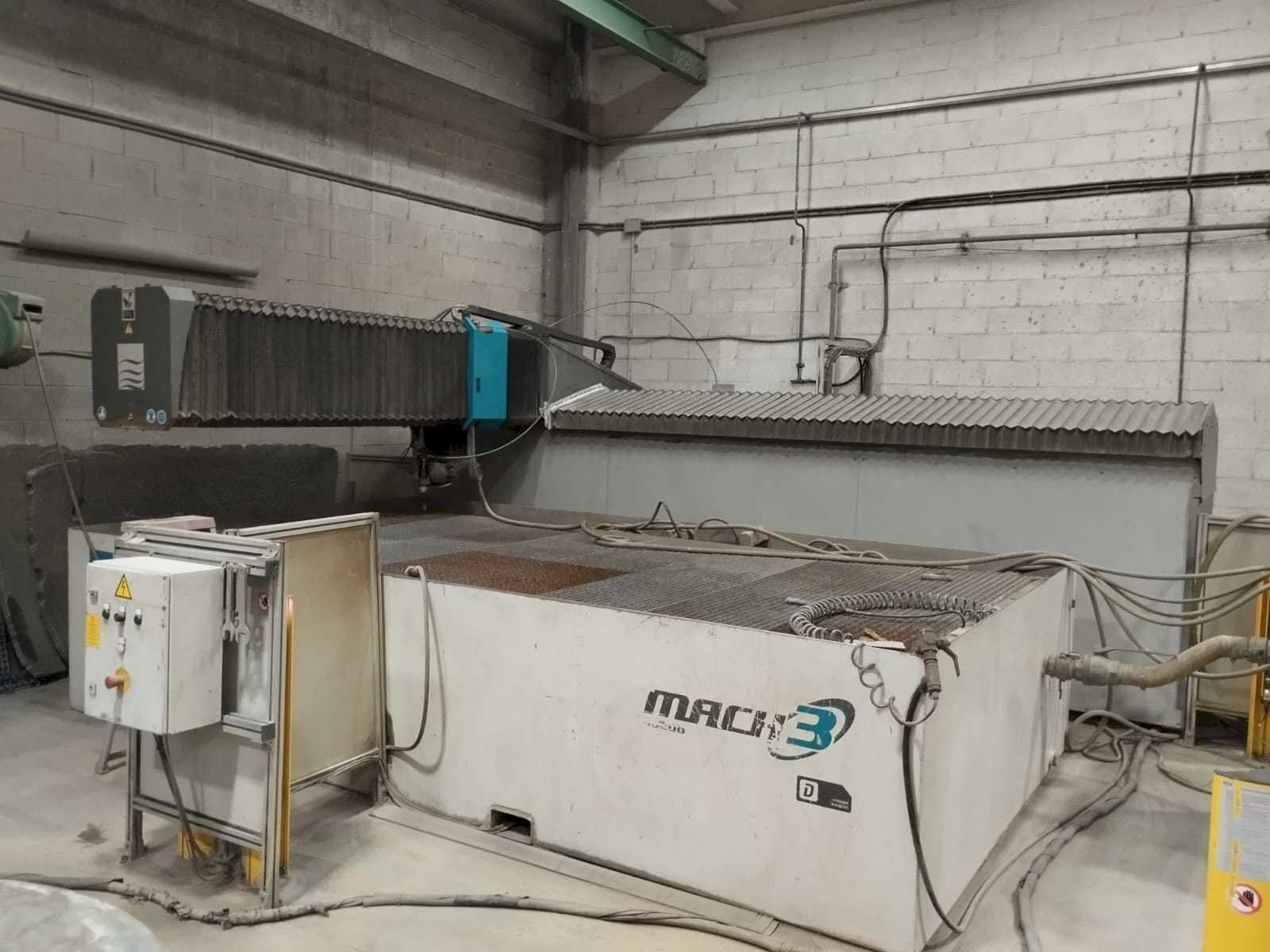 Čelní pohled  na Flow Mach3 4020B  stroj