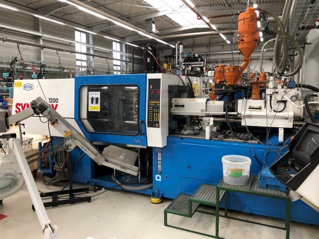 Čelní pohled  na Netstal Synergy S1200-230  stroj