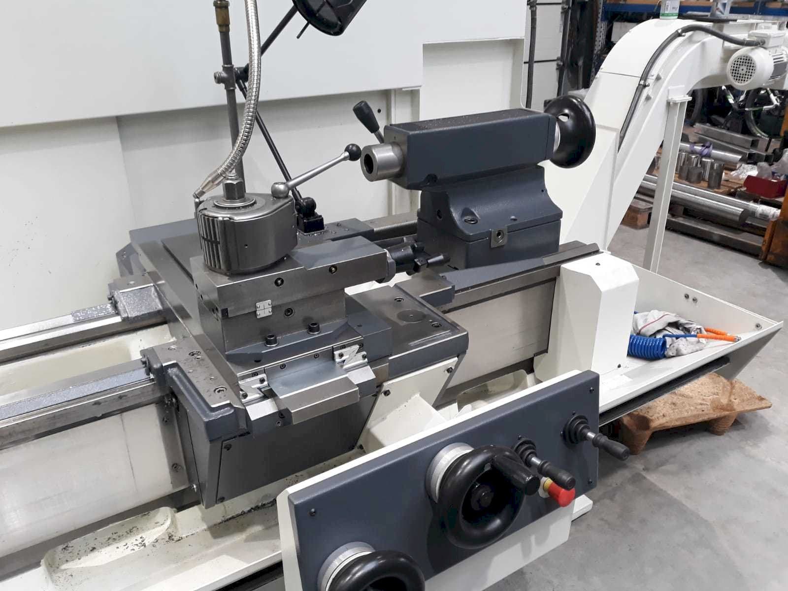 Čelní pohled  na BOEHRINGER DUS 560  stroj