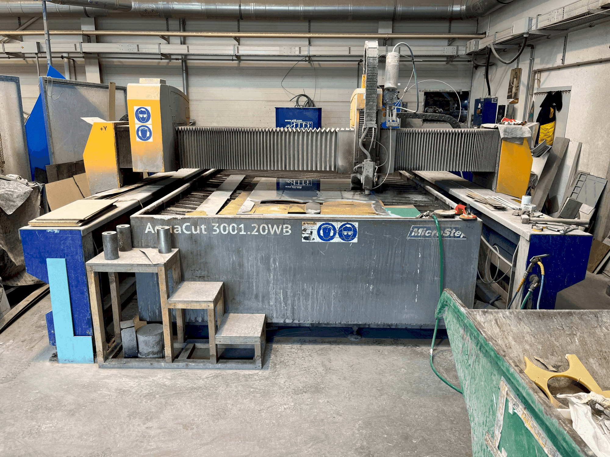 Čelní pohled  na MicroStep AquaCut 3001.20WB  stroj