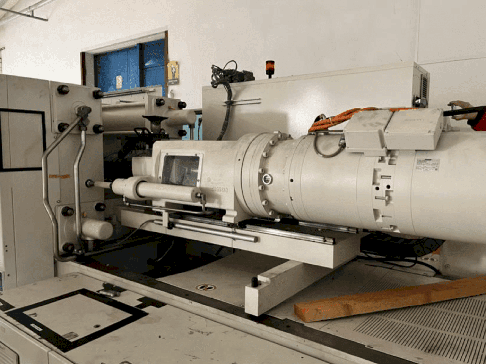 Čelní pohled  na Krauss Maffei 200-750 CX  stroj