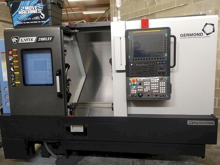 Čelní pohled  na DN SOLUTIONS LYNX 2100 LSYB  stroj