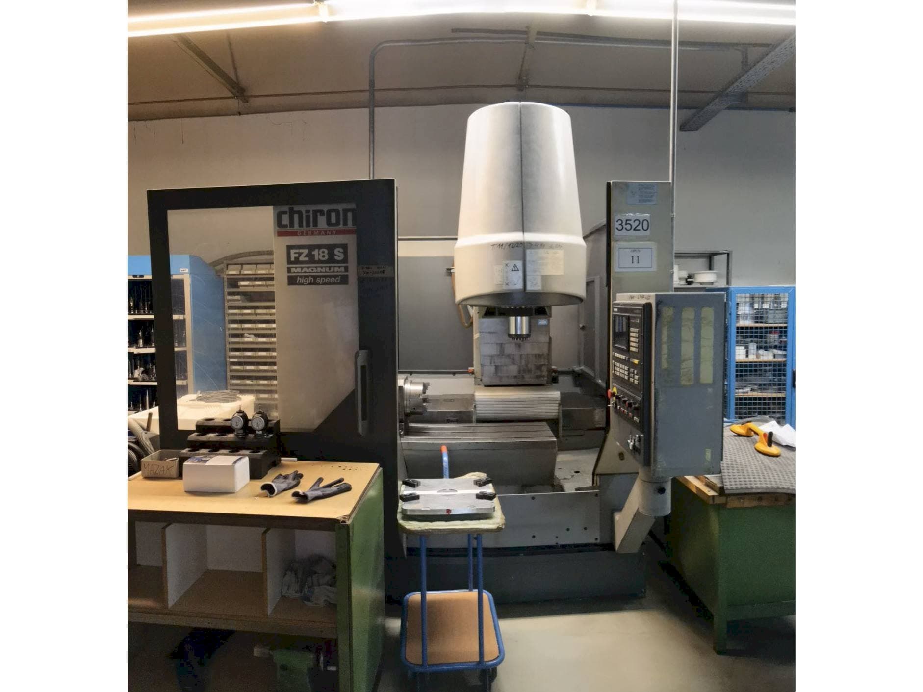 Čelní pohled  na CHIRON FZ18  stroj