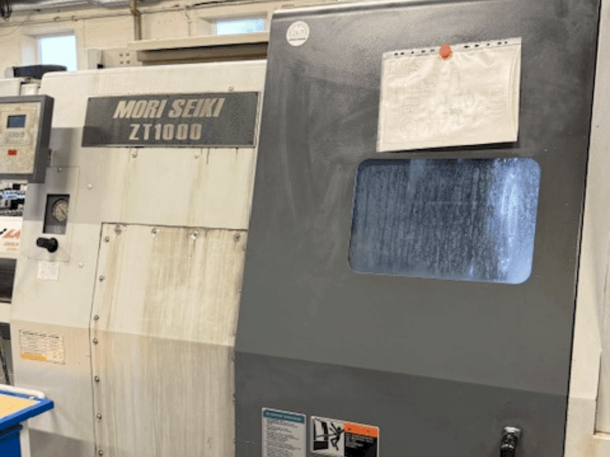 Čelní pohled  na MORI SEIKI ZT1000Y  stroj