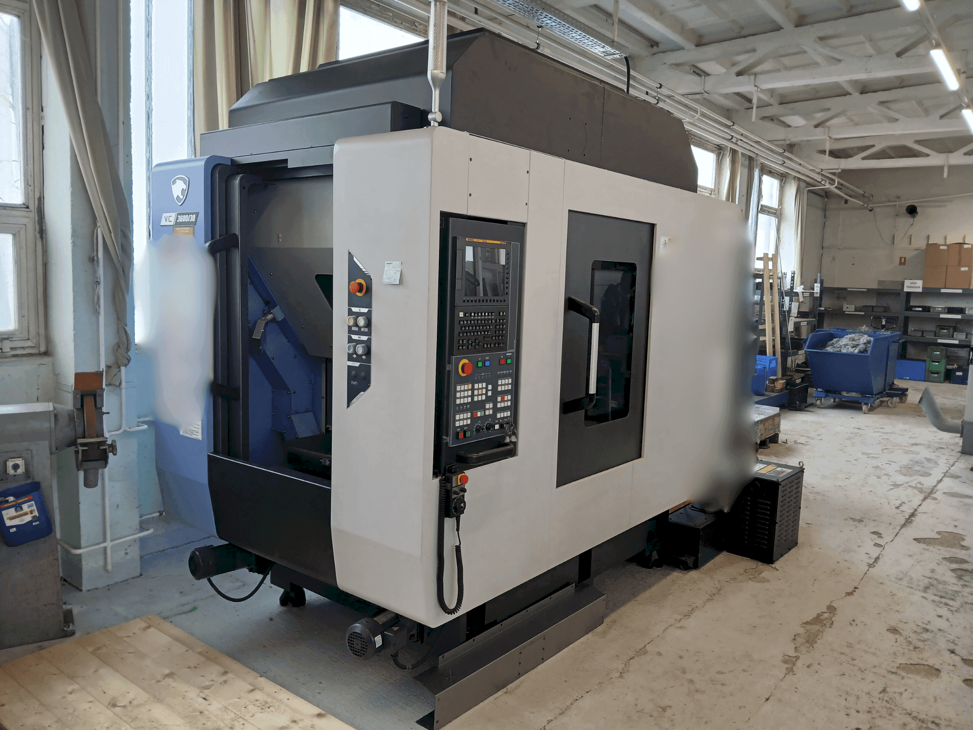 Čelní pohled  na DN SOLUTIONS VC 3600/30  stroj