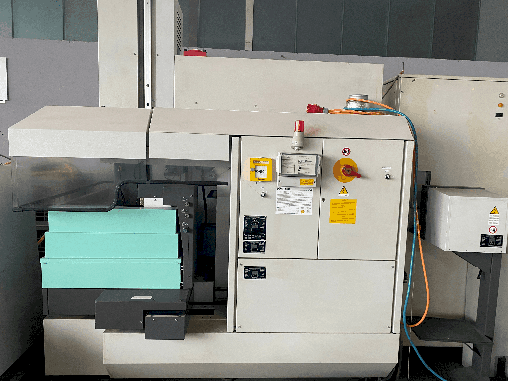 Čelní pohled  na AGIE Agietron Integral 2  stroj