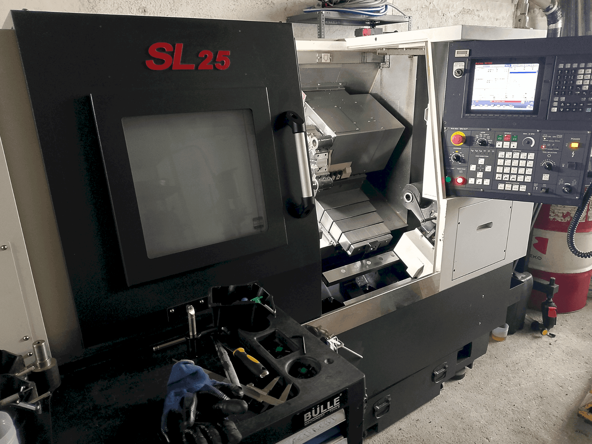 Čelní pohled  na Akira Seiki SL 25  stroj