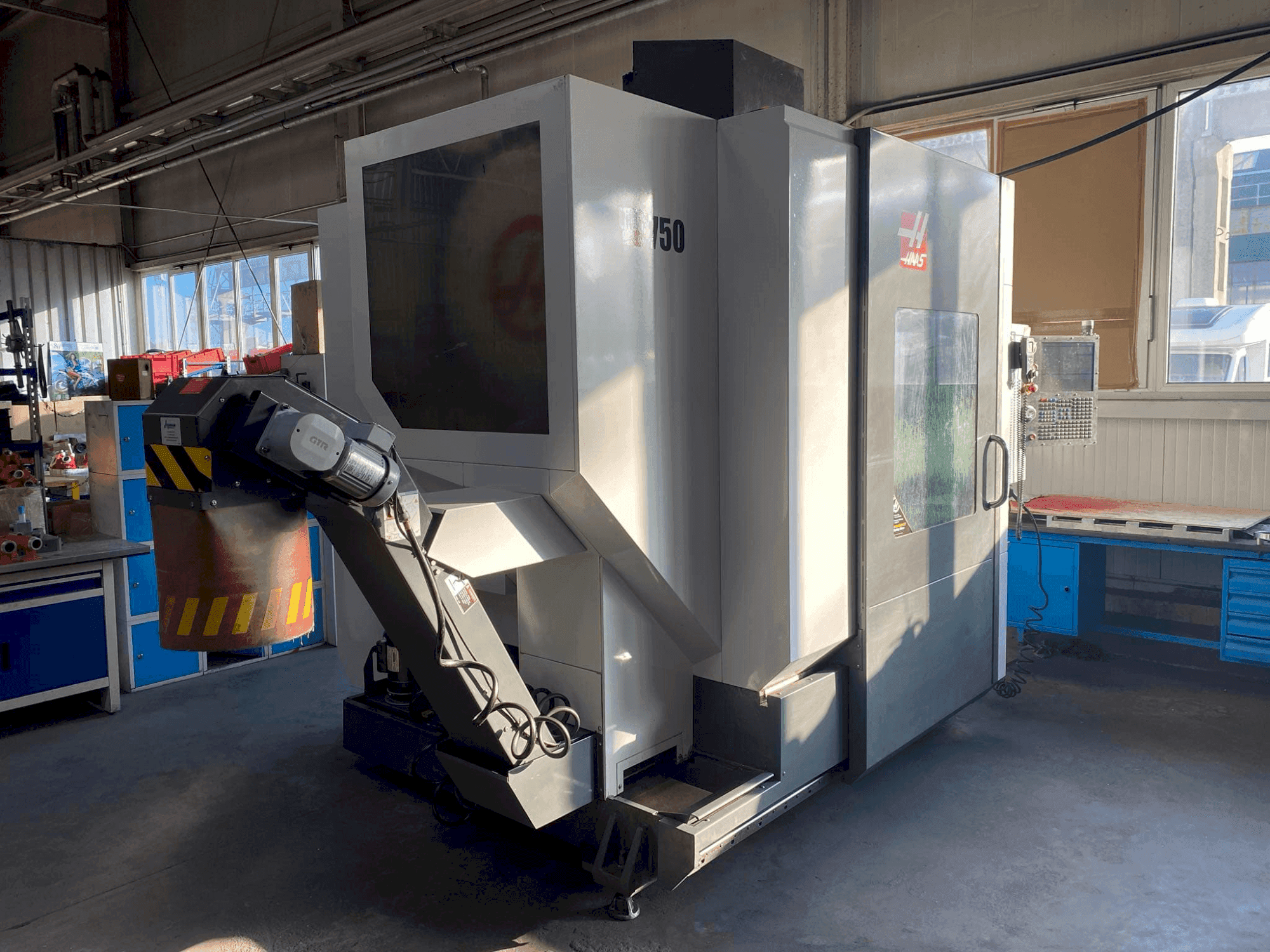 Čelní pohled  na HAAS UMC-750  stroj