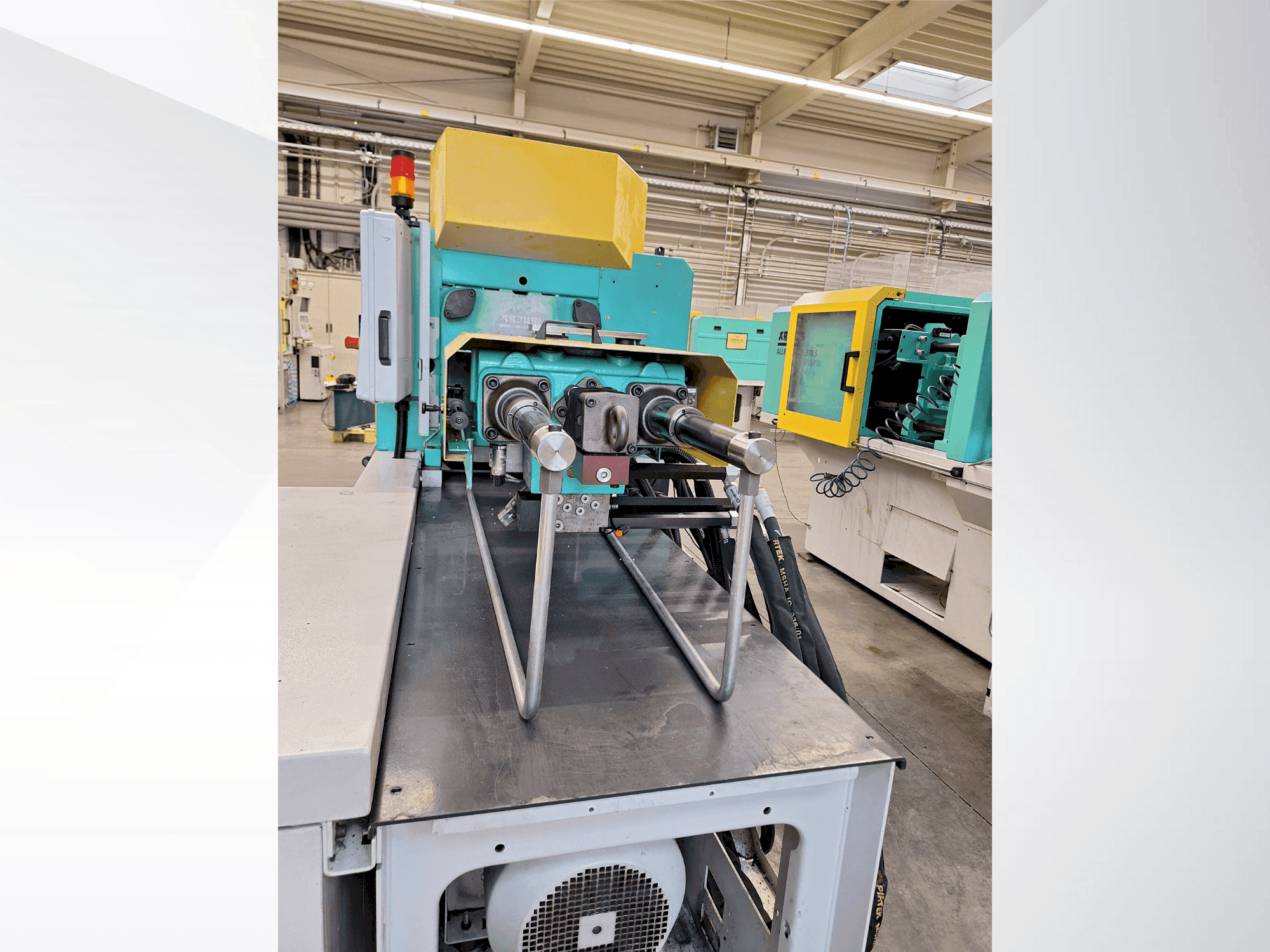 Čelní pohled  na Arburg 370 S 600 - 170  stroj