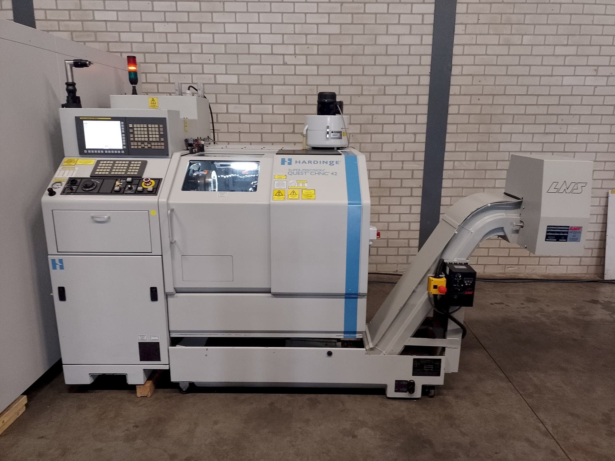 Čelní pohled  na HARDINGE Quest chnc 42  stroj