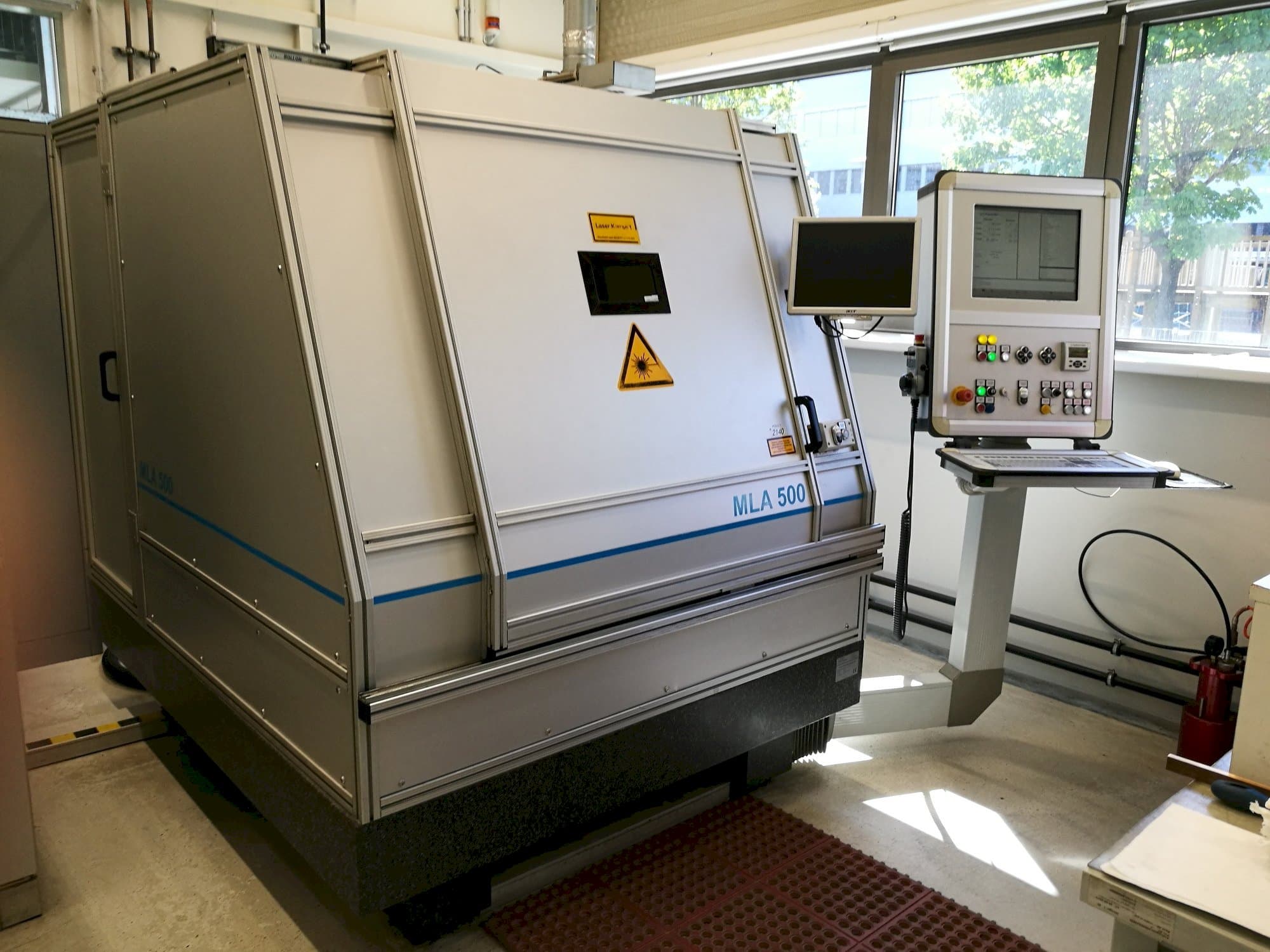 Čelní pohled  na LLT APPLIKATION MLA 500  stroj