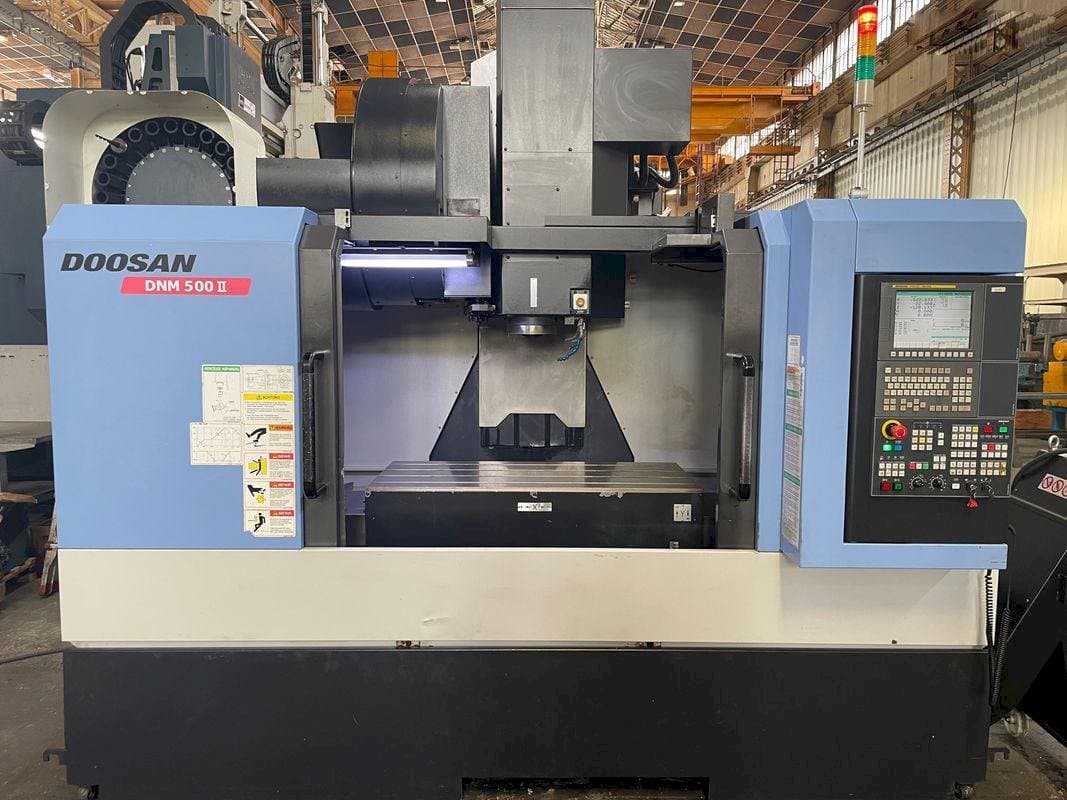Čelní pohled  na Doosan MYNX DNM 500 II  stroj