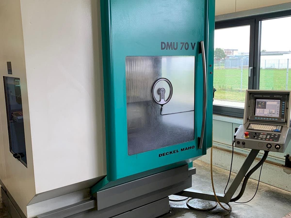Čelní pohled  na DECKEL MAHO DMU 70V  stroj