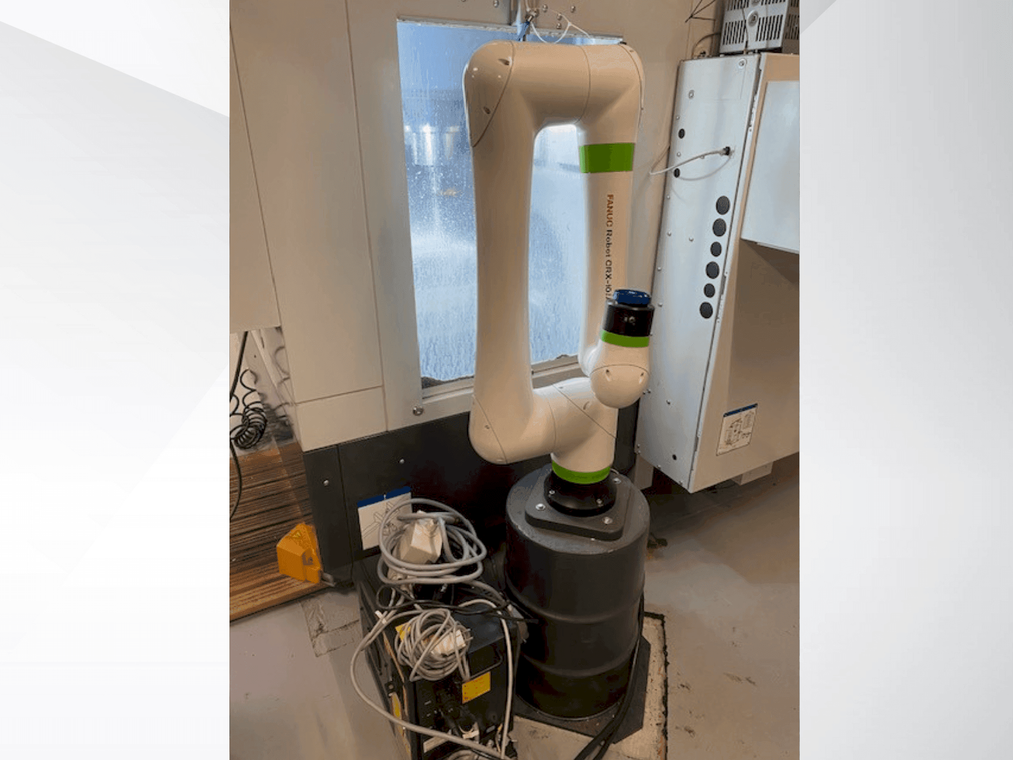 Čelní pohled  na FANUC CRX10iA  stroj