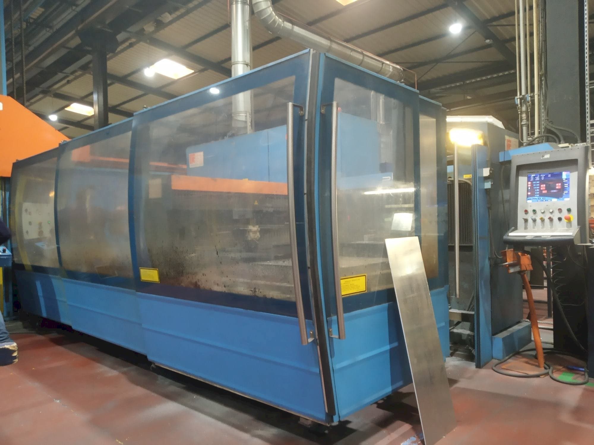 Levý pohled  na Prima Power Platino 1530  stroj