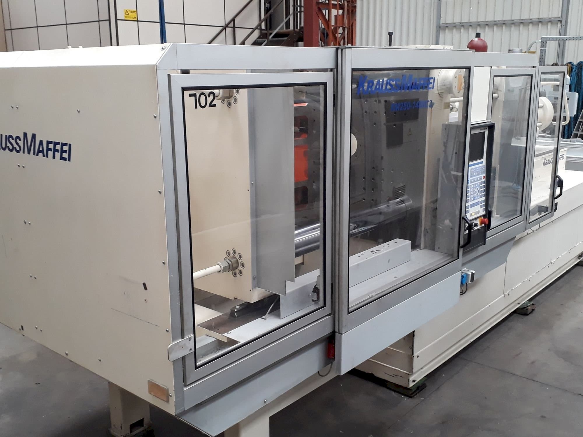 Čelní pohled  na Krauss Maffei 250-1400 C2  stroj