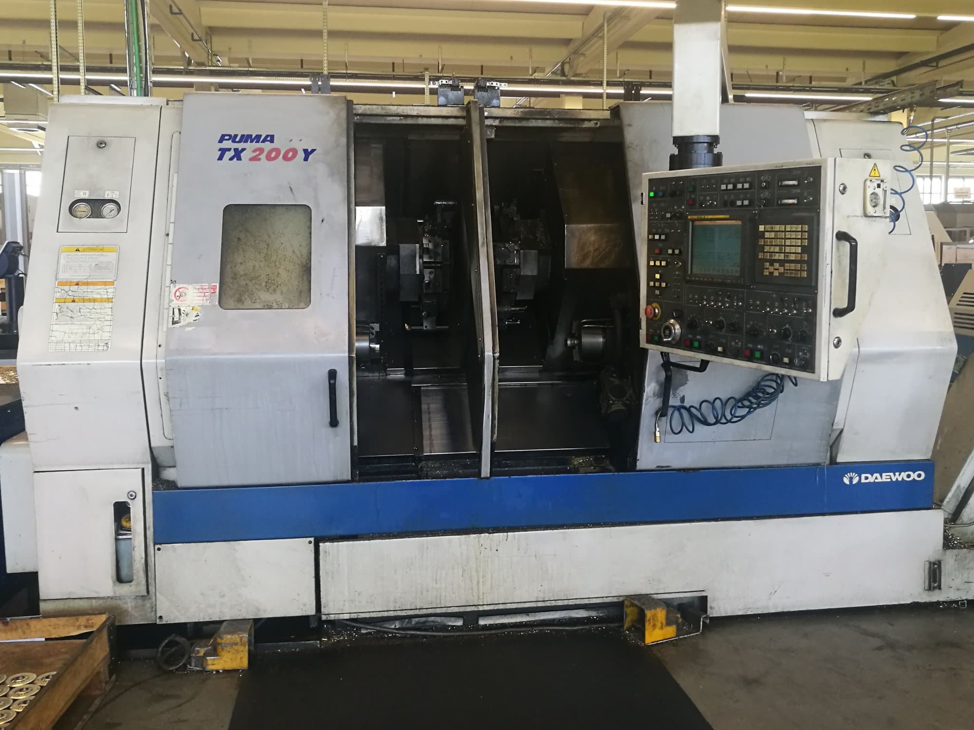 Čelní pohled  na DAEWOO PUMA TX200Y stroj