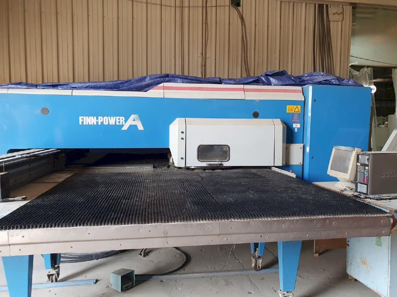 Čelní pohled  na Finn-Power A5-5 FB  stroj