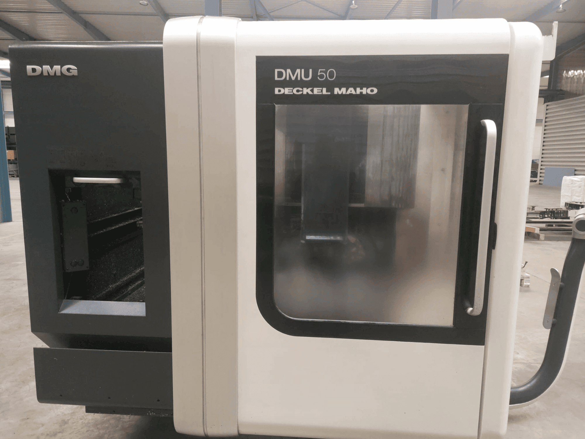 Čelní pohled  na DMG DECKEL MAHO DMU 50  stroj