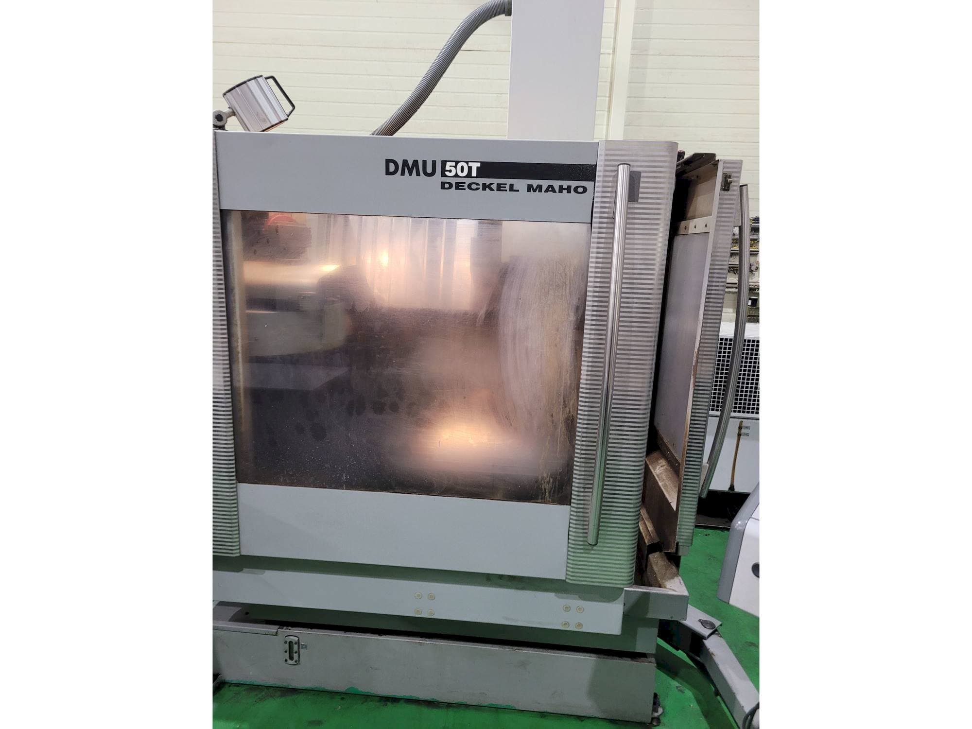 Čelní pohled  na DECKEL MAHO DMU 50 T  stroj