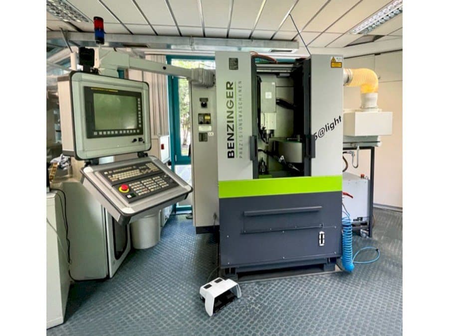 Čelní pohled  na Benzinger 5@light  stroj