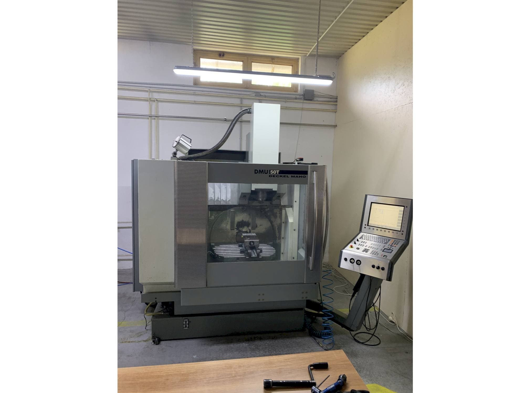 Čelní pohled  na DECKEL MAHO DMU 50T  stroj