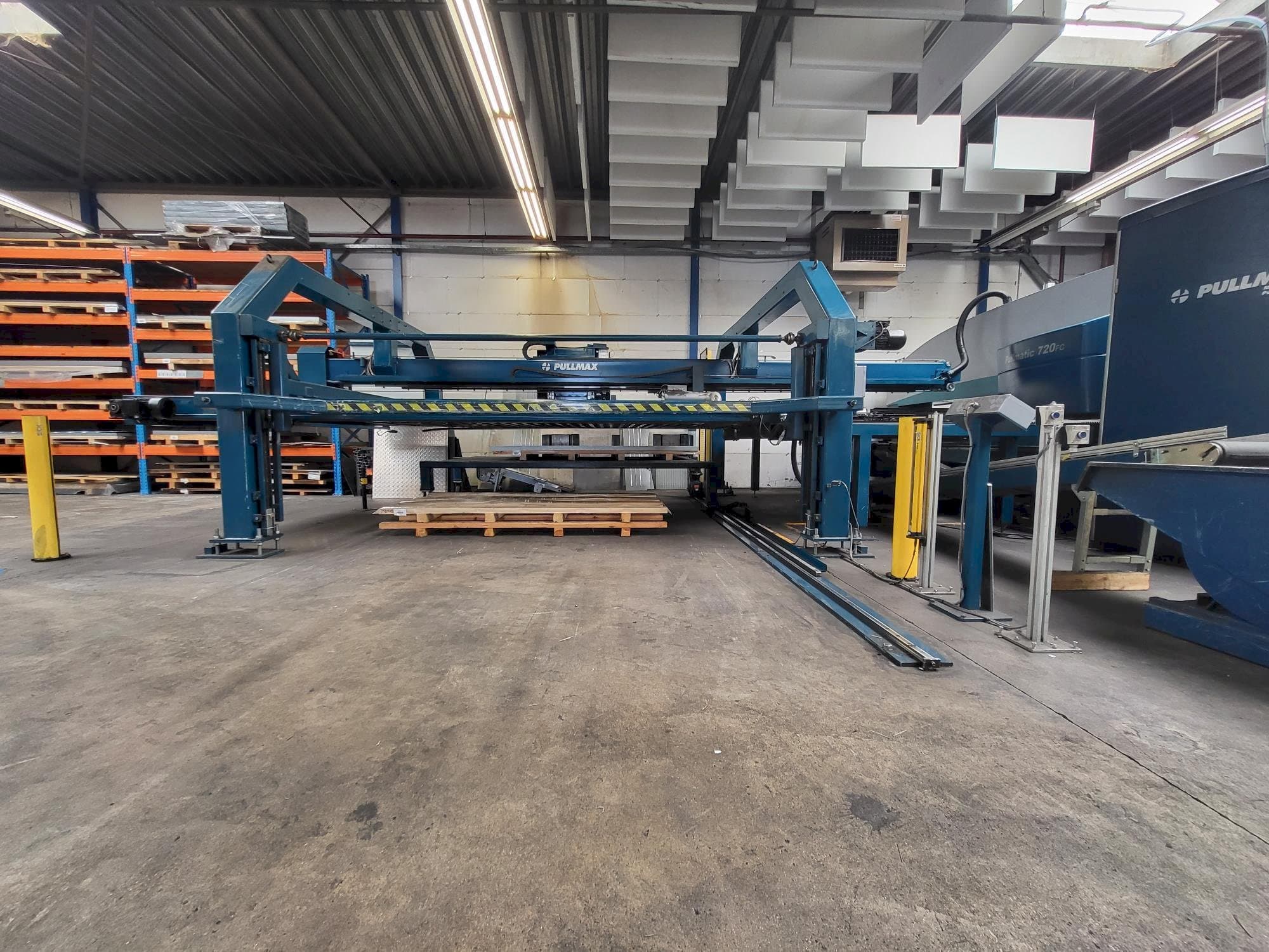 Čelní pohled  na Pullmax 720  stroj