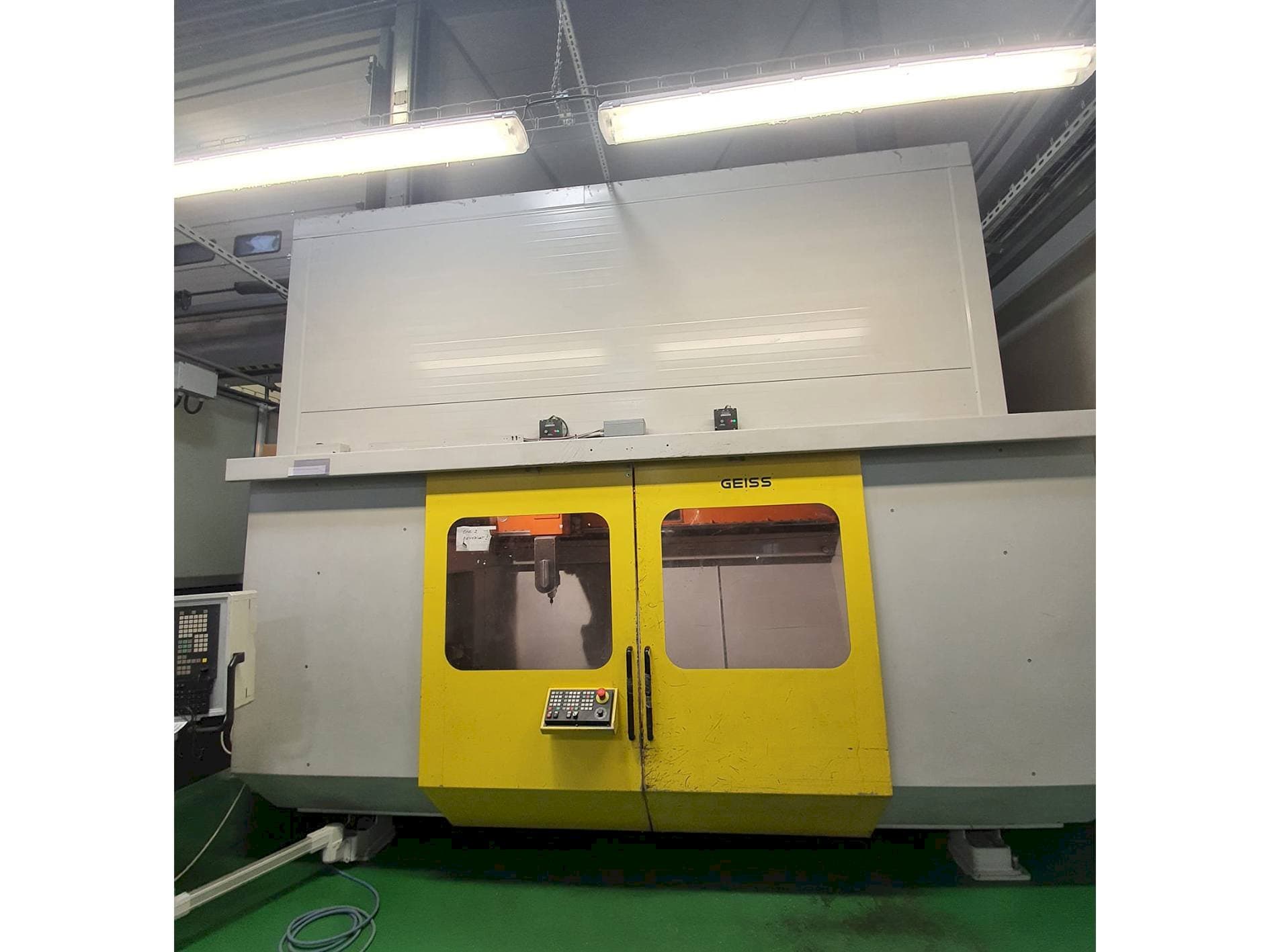 Čelní pohled  na GEISS FZ 2000x1000 ECO  stroj