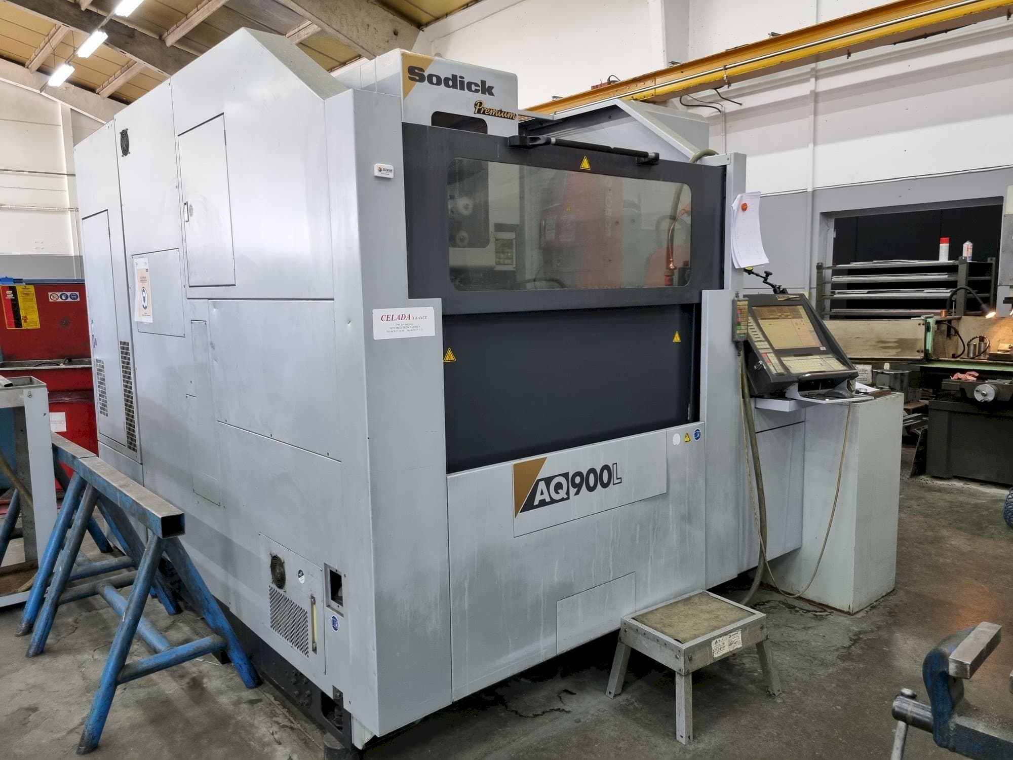 Čelní pohled  na Sodick AQ900L  stroj
