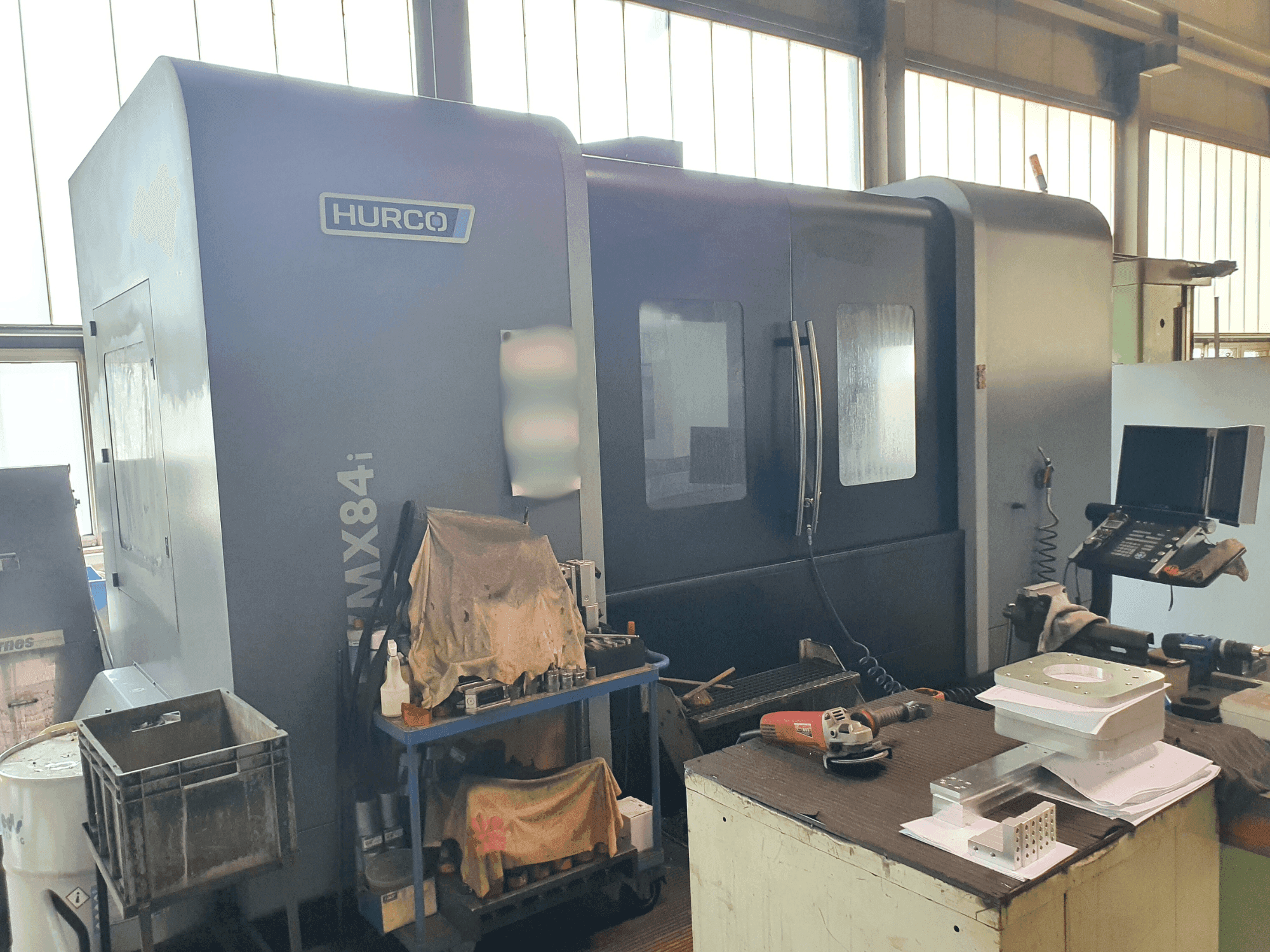 Čelní pohled  na Hurco VMX 84i  stroj