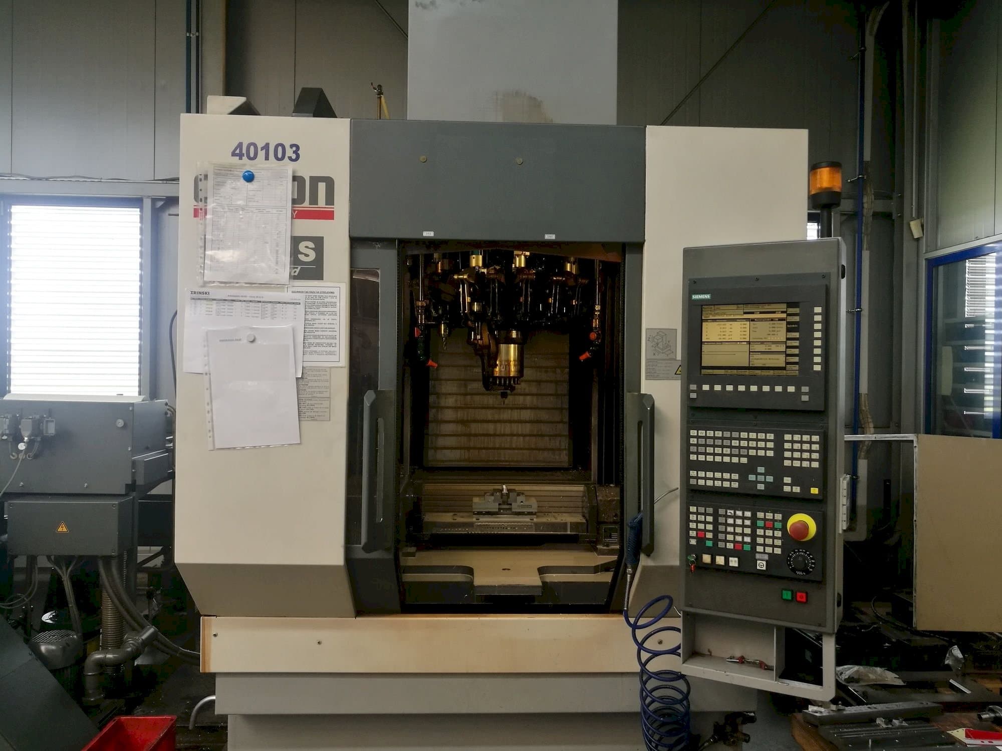 Čelní pohled  na CHIRON FZ12S  stroj