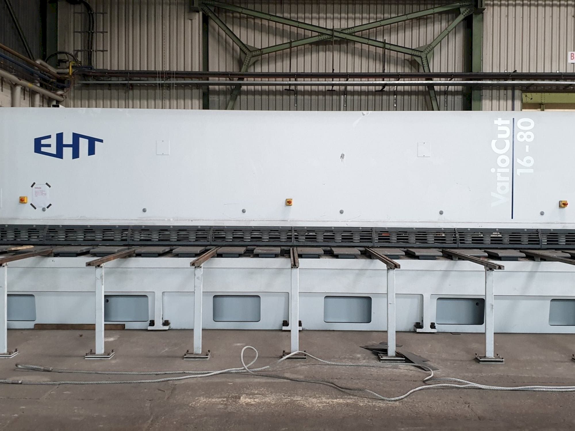 Čelní pohled  na EHT VarioCut 16-80  stroj