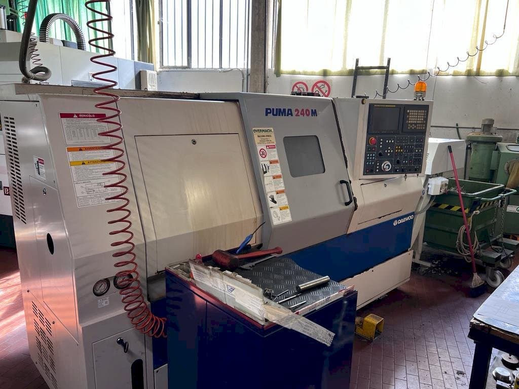 Čelní pohled  na DAEWOO Puma 240M  stroj