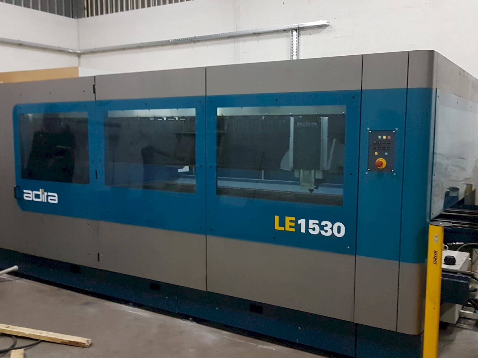 Čelní pohled  na ADIRA Le1530  stroj
