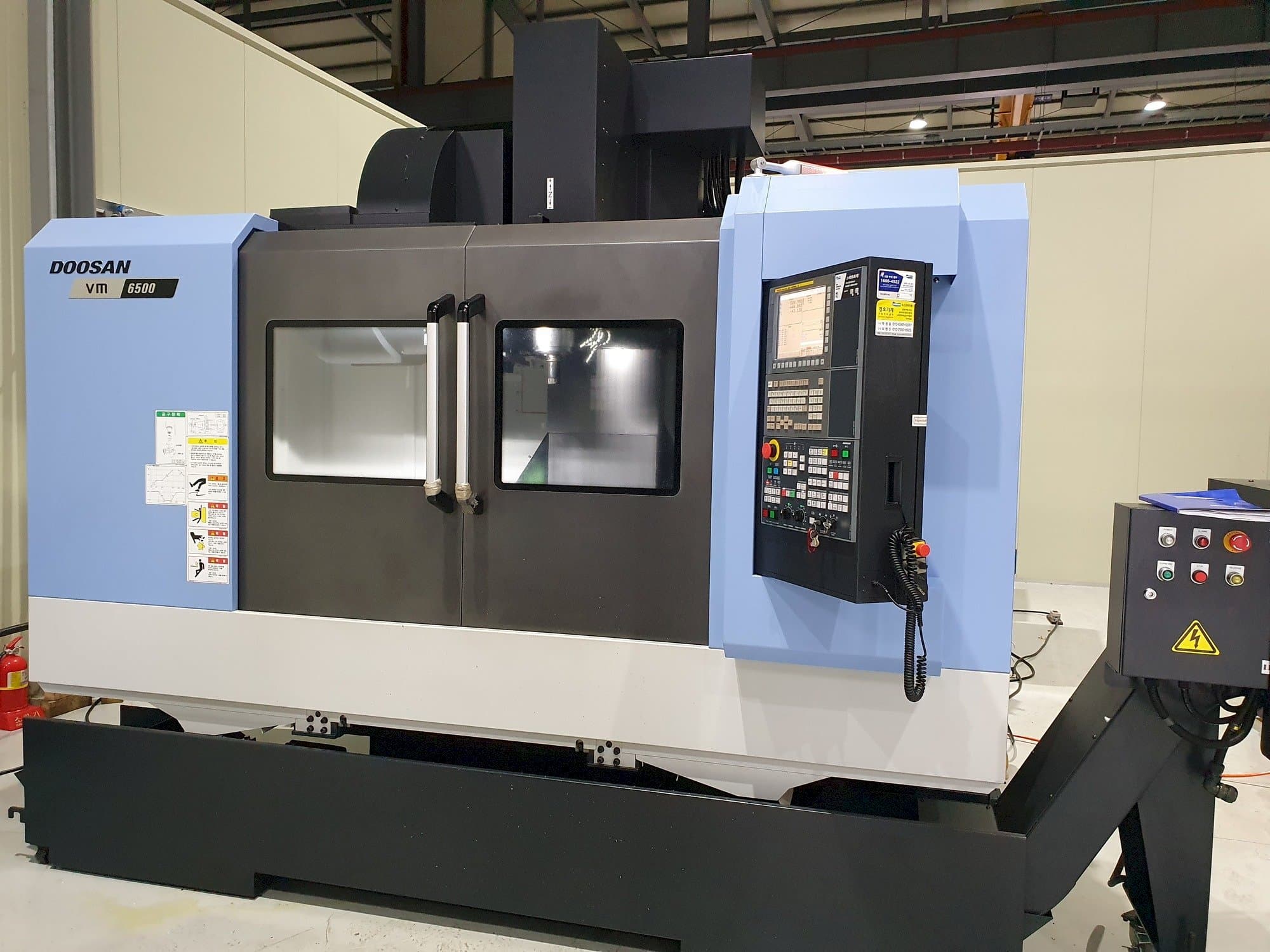 Čelní pohled  na Doosan VM6500  stroj