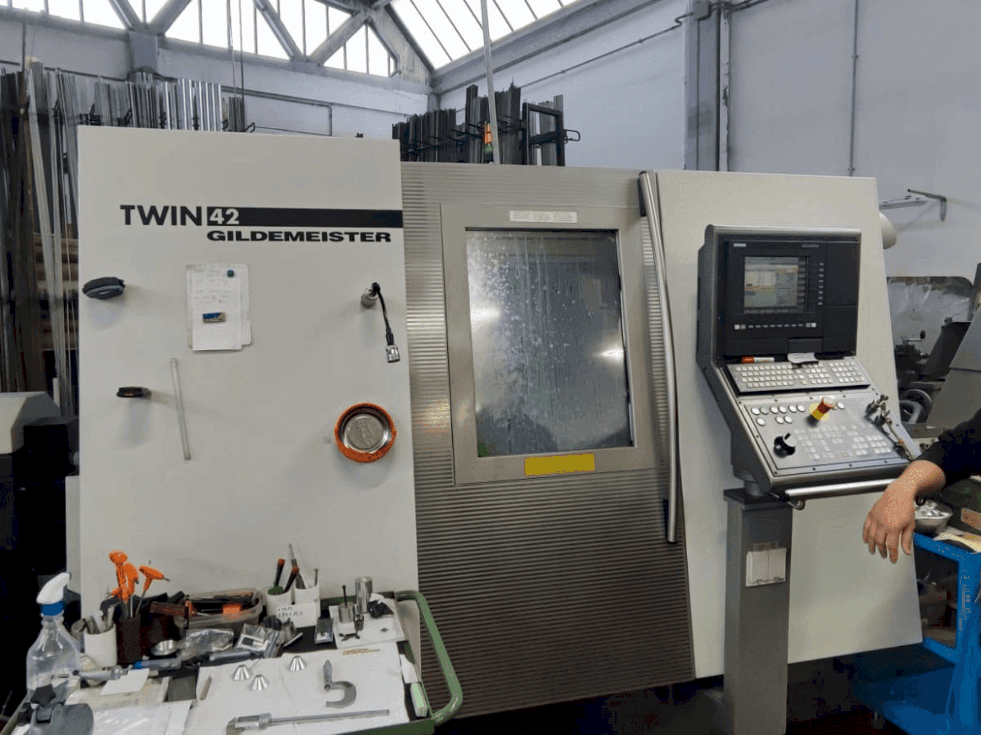 Čelní pohled  na Gildemeister TWIN 42  stroj
