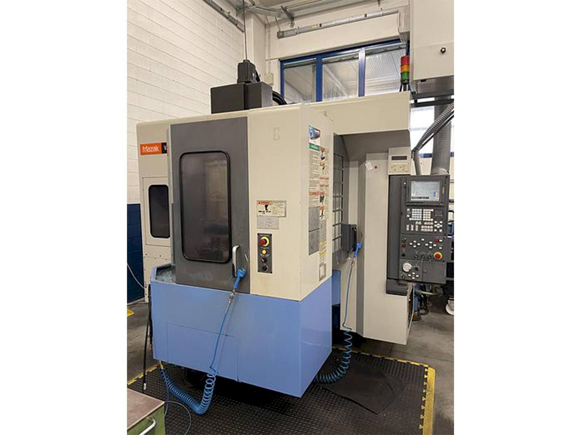 Čelní pohled  na Mazak Variaxis 500-5X  stroj