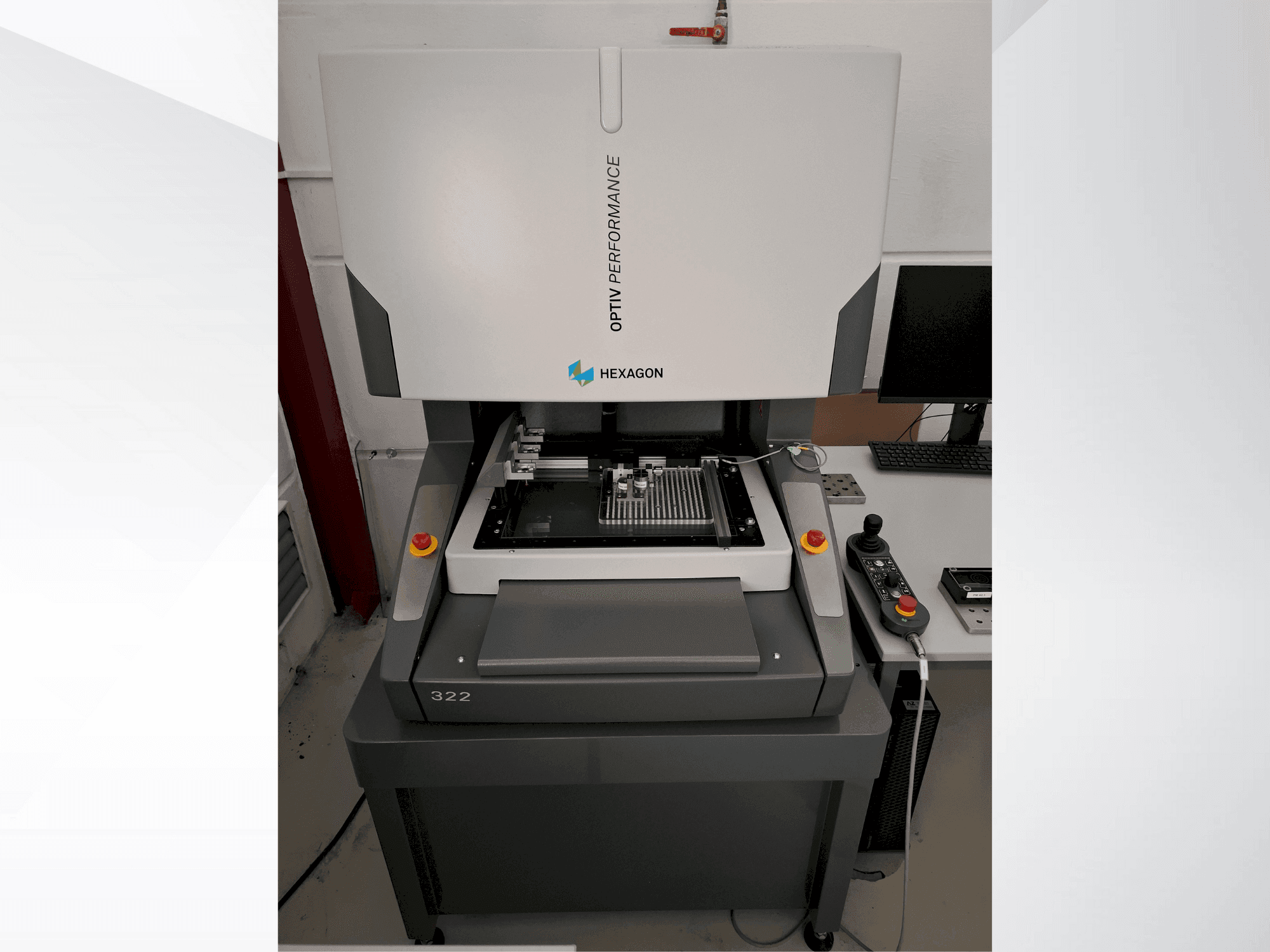 Čelní pohled  na Hexagon Optiv Performance 322  stroj