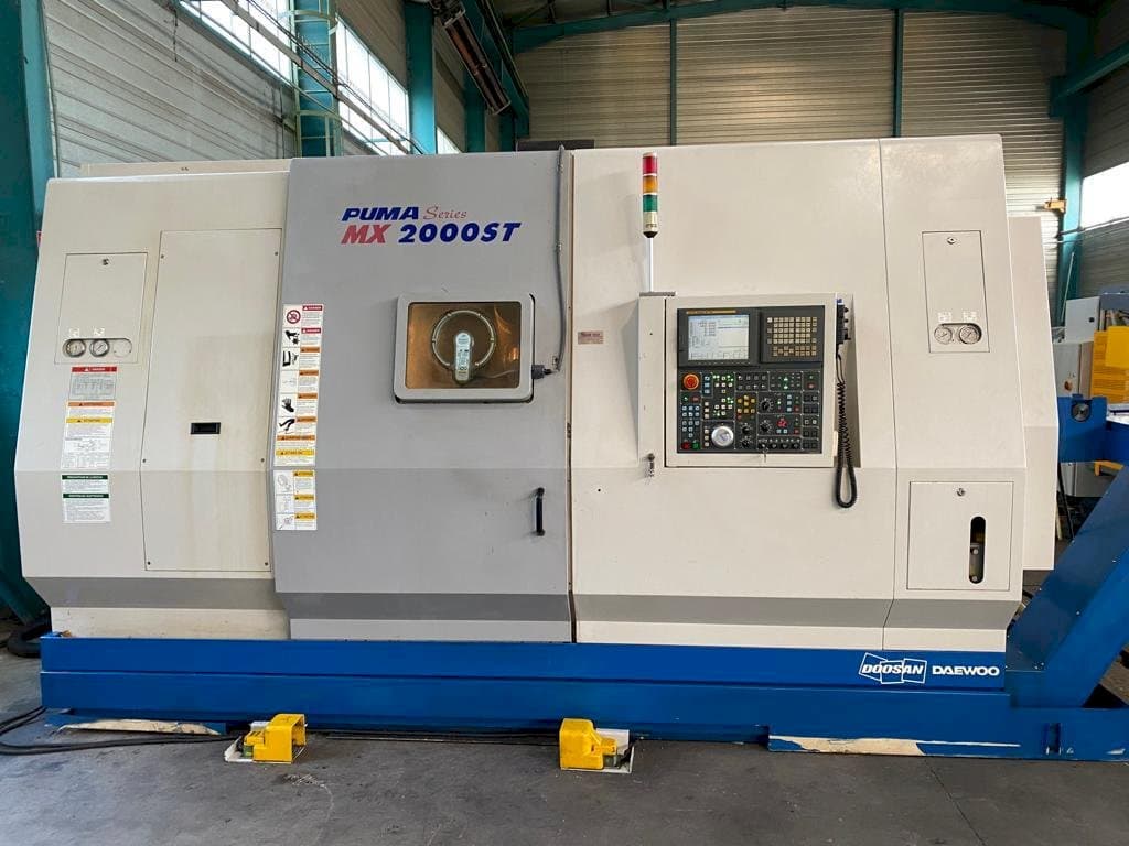 Čelní pohled  na Doosan PUMA MX 2000 ST  stroj