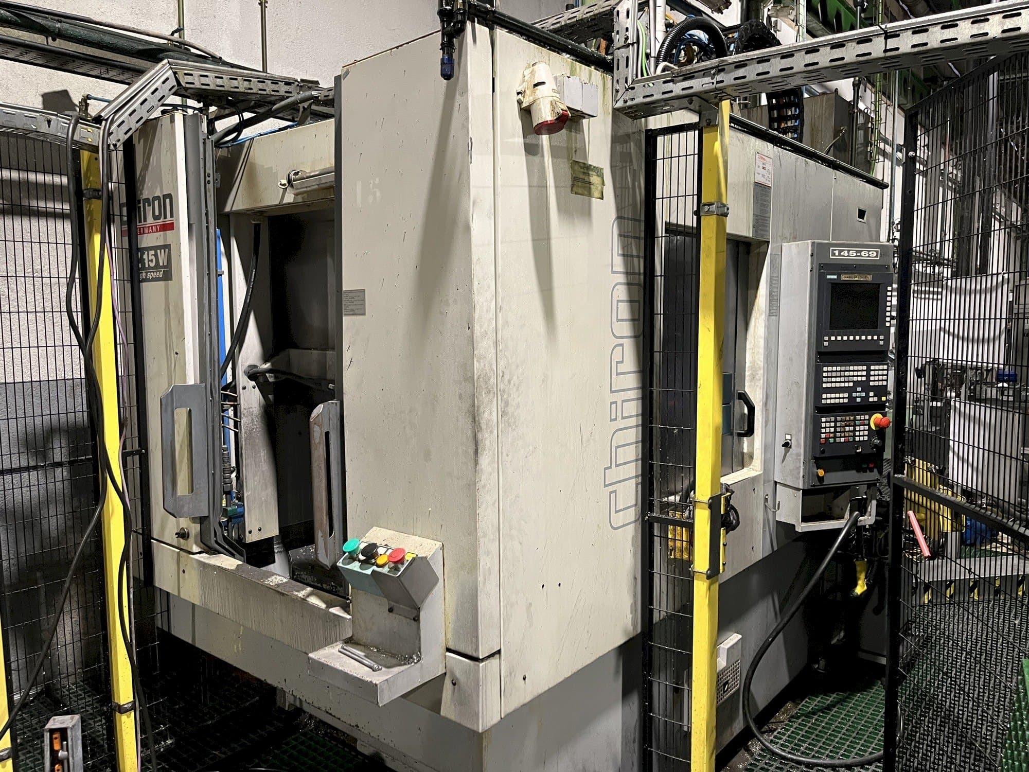 Čelní pohled  na CHIRON FZ15W  stroj