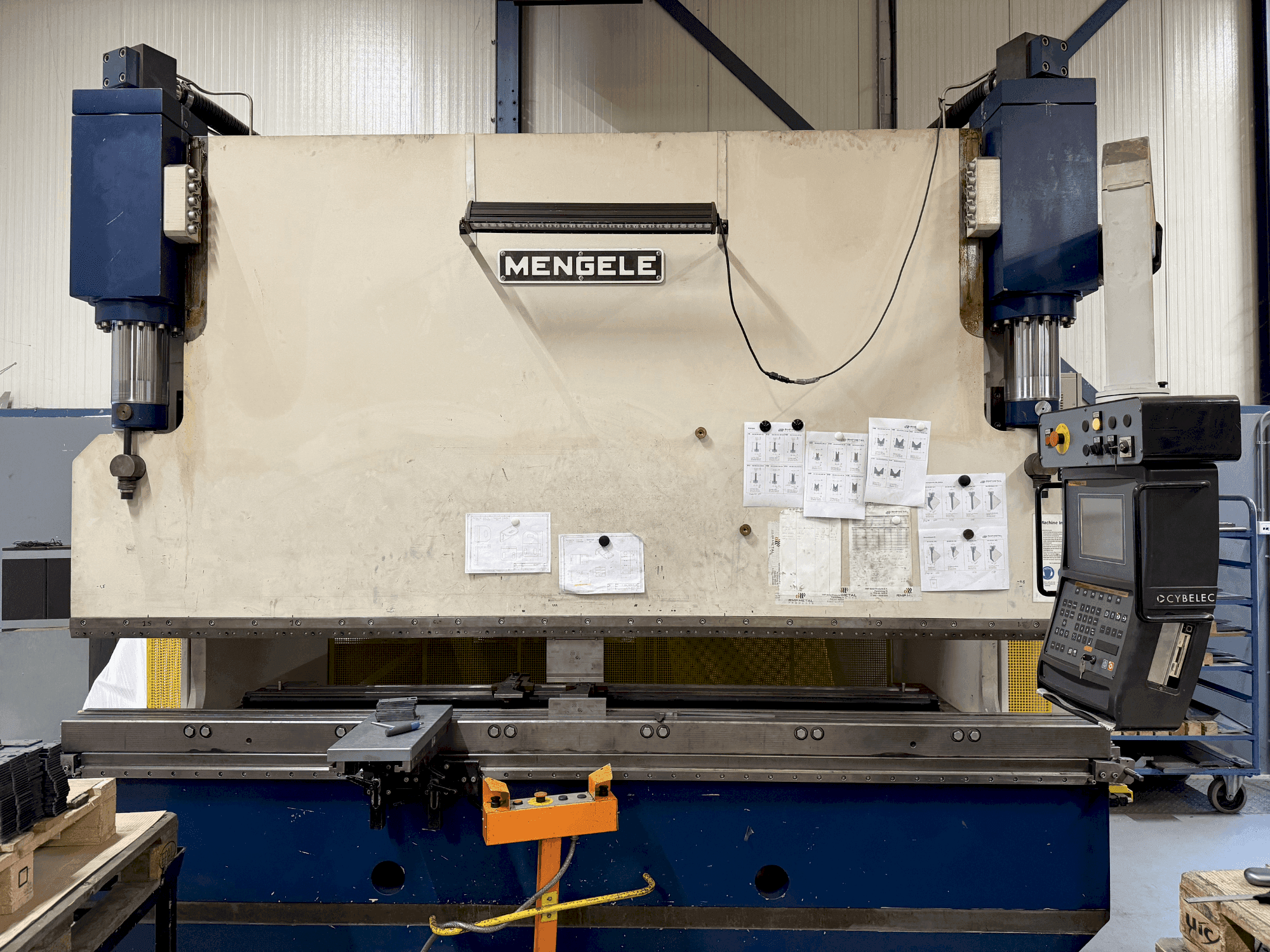 Čelní pohled  na MENGELE HB175-30/35  stroj