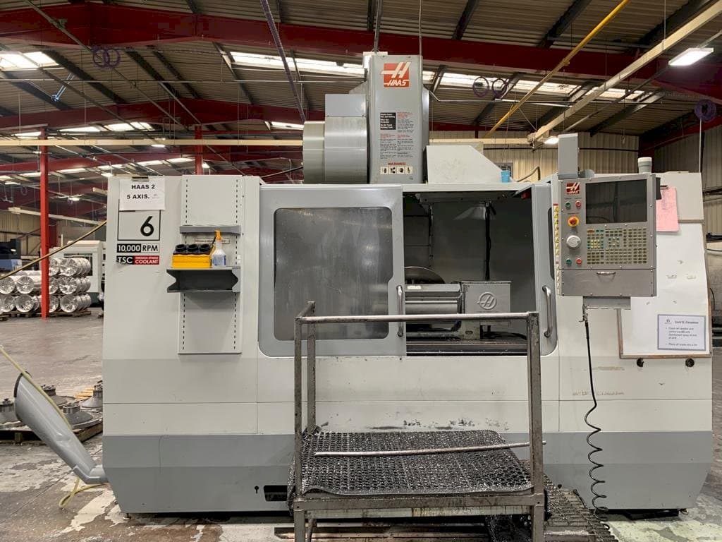 Čelní pohled  na HAAS VF-6/40  stroj