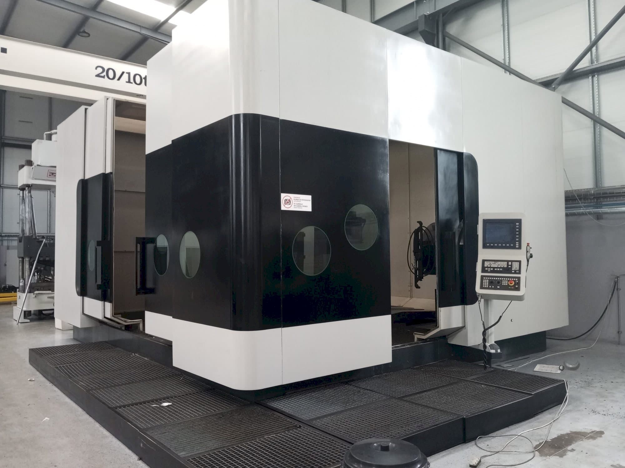 Čelní pohled  na CHETO 3000  stroj