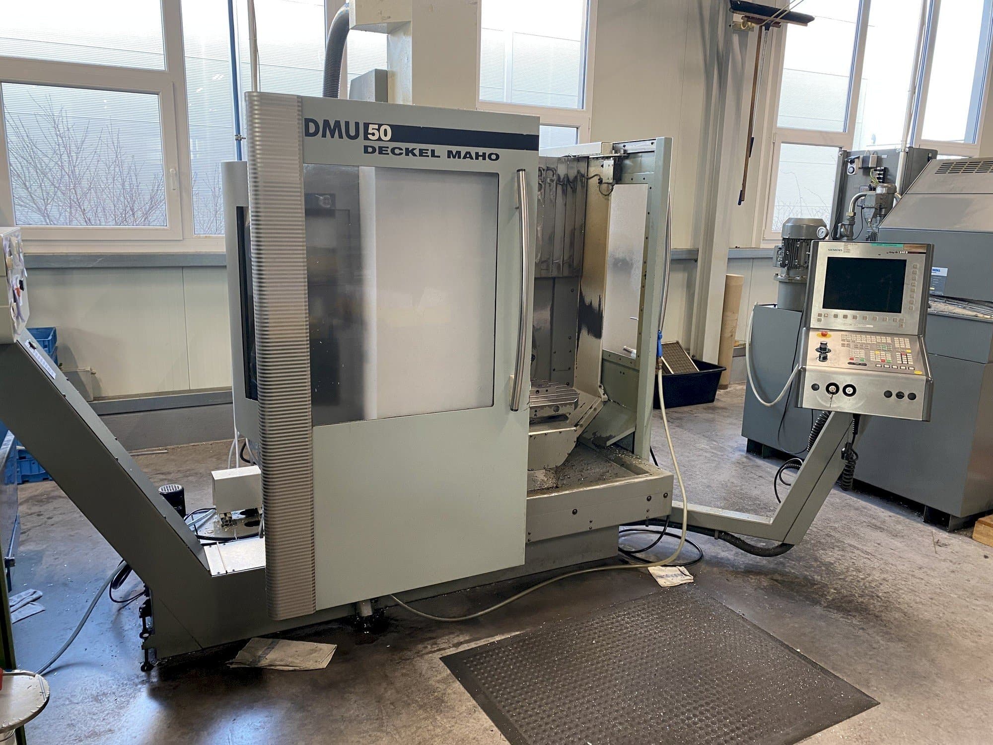 Čelní pohled  na DECKEL MAHO DMU 50  stroj