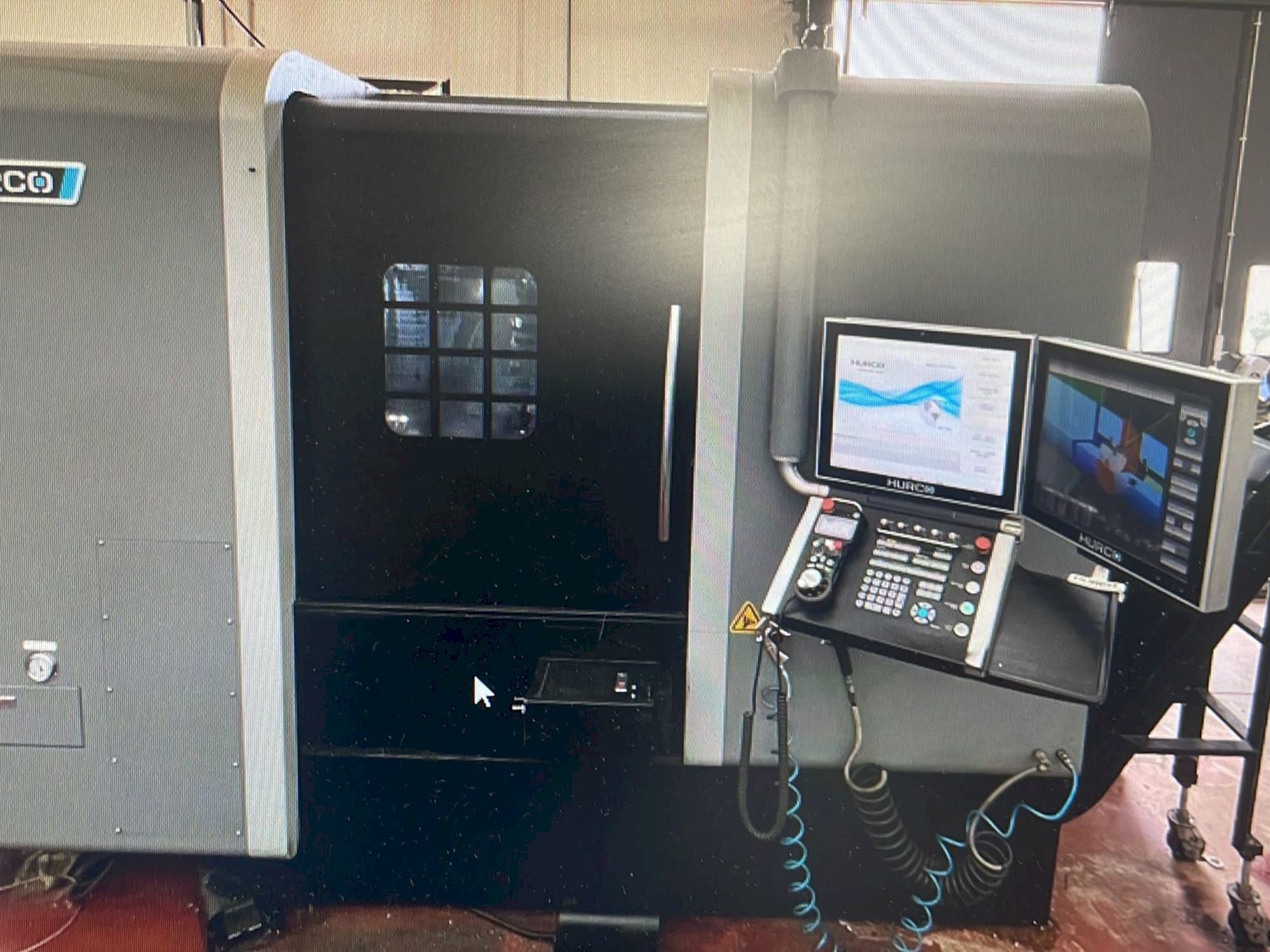 Čelní pohled  na Hurco TMX8MYSi  stroj