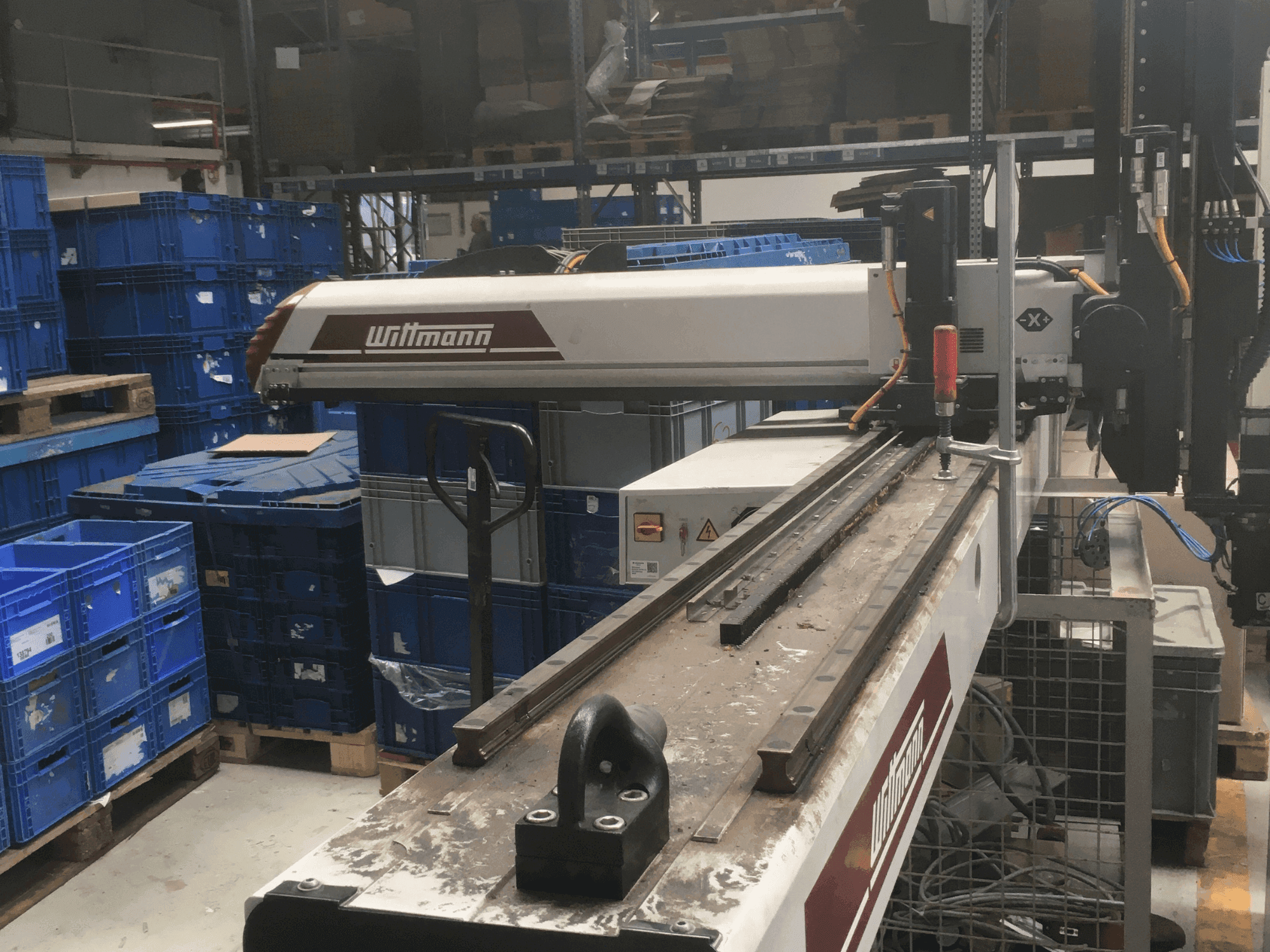 Čelní pohled  na WITTMANN W743  stroj