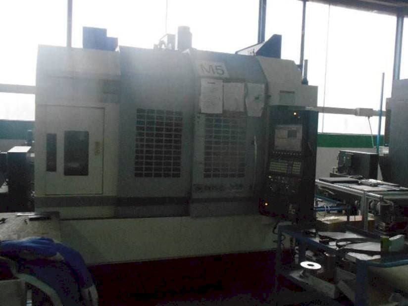 Čelní pohled  na Okuma GENOS M560R-V  stroj