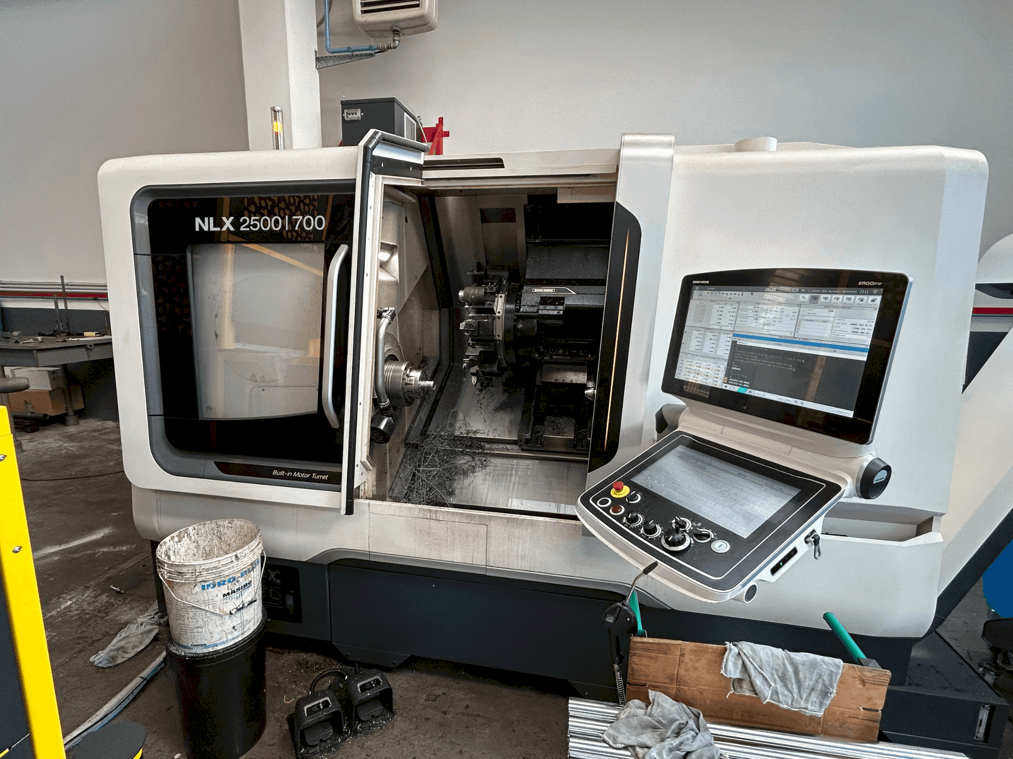 Čelní pohled  na DMG MORI NLX 2500 Y / 700  stroj